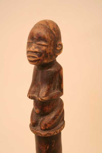 Kongo(baton), d`afrique : Rép.démoncratique du Congo., statuette Kongo(baton), masque ancien africain Kongo(baton), art du Rép.démoncratique du Congo. - Art Africain, collection privées Belgique. Statue africaine de la tribu des Kongo(baton), provenant du Rép.démoncratique du Congo., 1264/4647.Beau baton de chef.H.38,5cm., représentant une ancêtre agenouillé,se soutenant les les seins des deux mains.Sur le manche est sculpté un serpent qui descend.1ère moitié du 20eme sc.bois à patine foncée.(Minga)


Mooie chefstaf 38